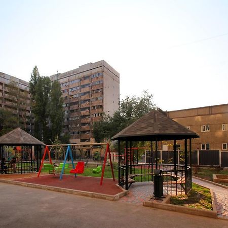Апартаменты С Двумя Спальнями На Арбате! Almaty Esterno foto
