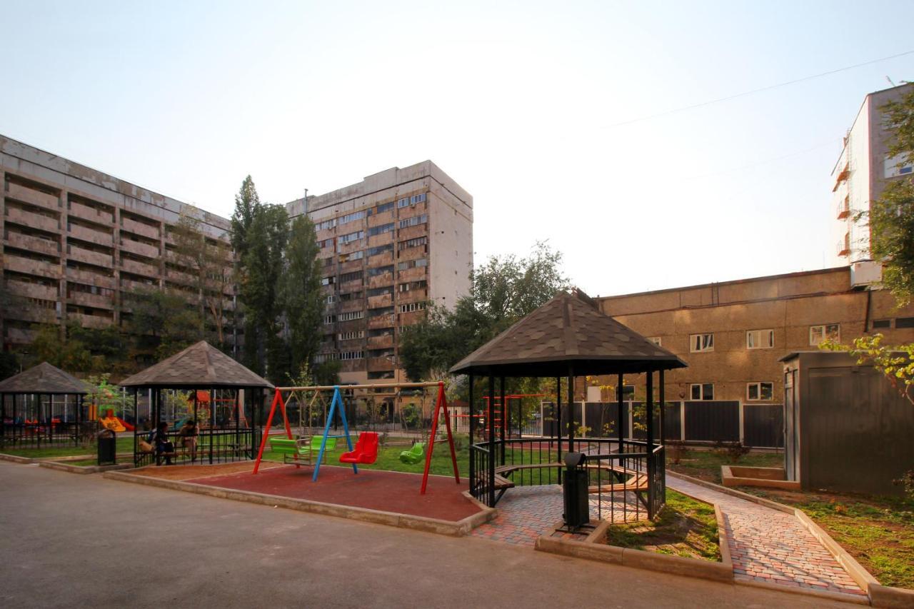 Апартаменты С Двумя Спальнями На Арбате! Almaty Esterno foto